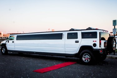 Hummer-Exterior-Side-Image